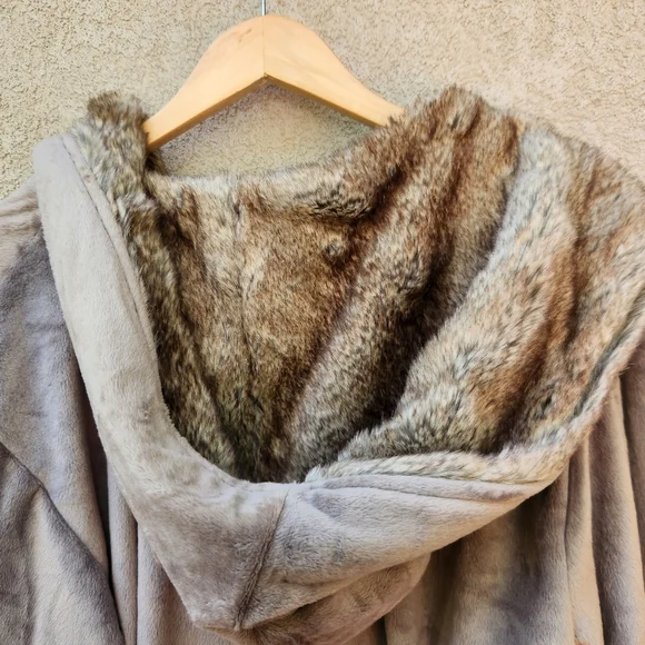 POTTERY BARN Intimates & Sleepwear Women's Robe Large Faux Fur Hood No Belt - Picture 15 of 16